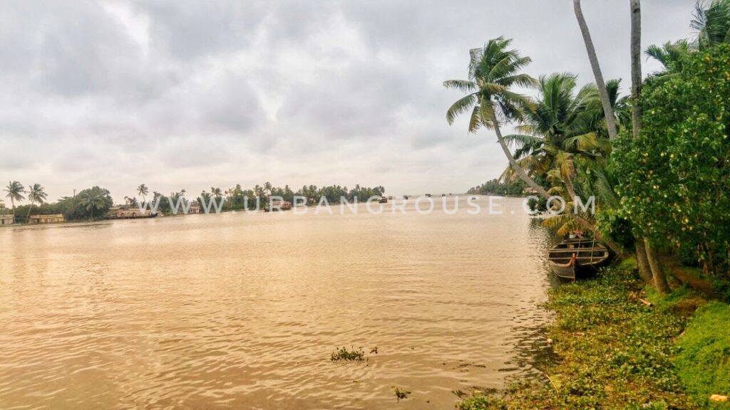 vembanad lake pollution from tourism